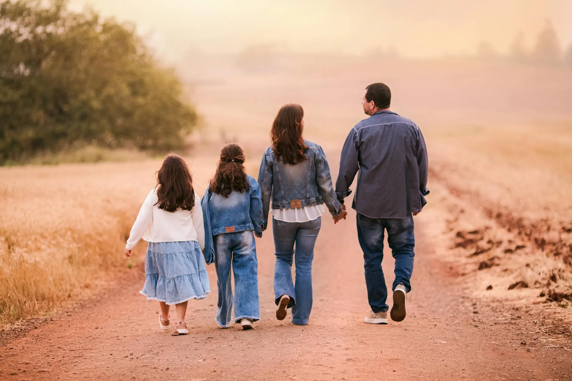 Familie wandelt door open veld