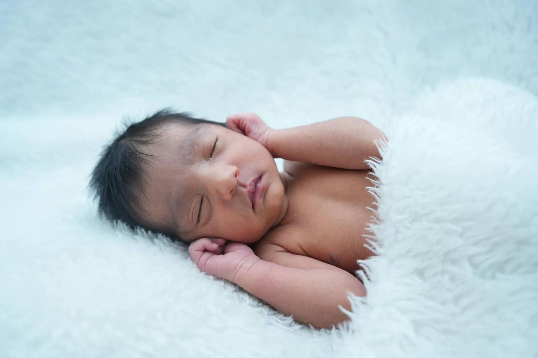 Pasgeboren baby slaapt op zachte deken