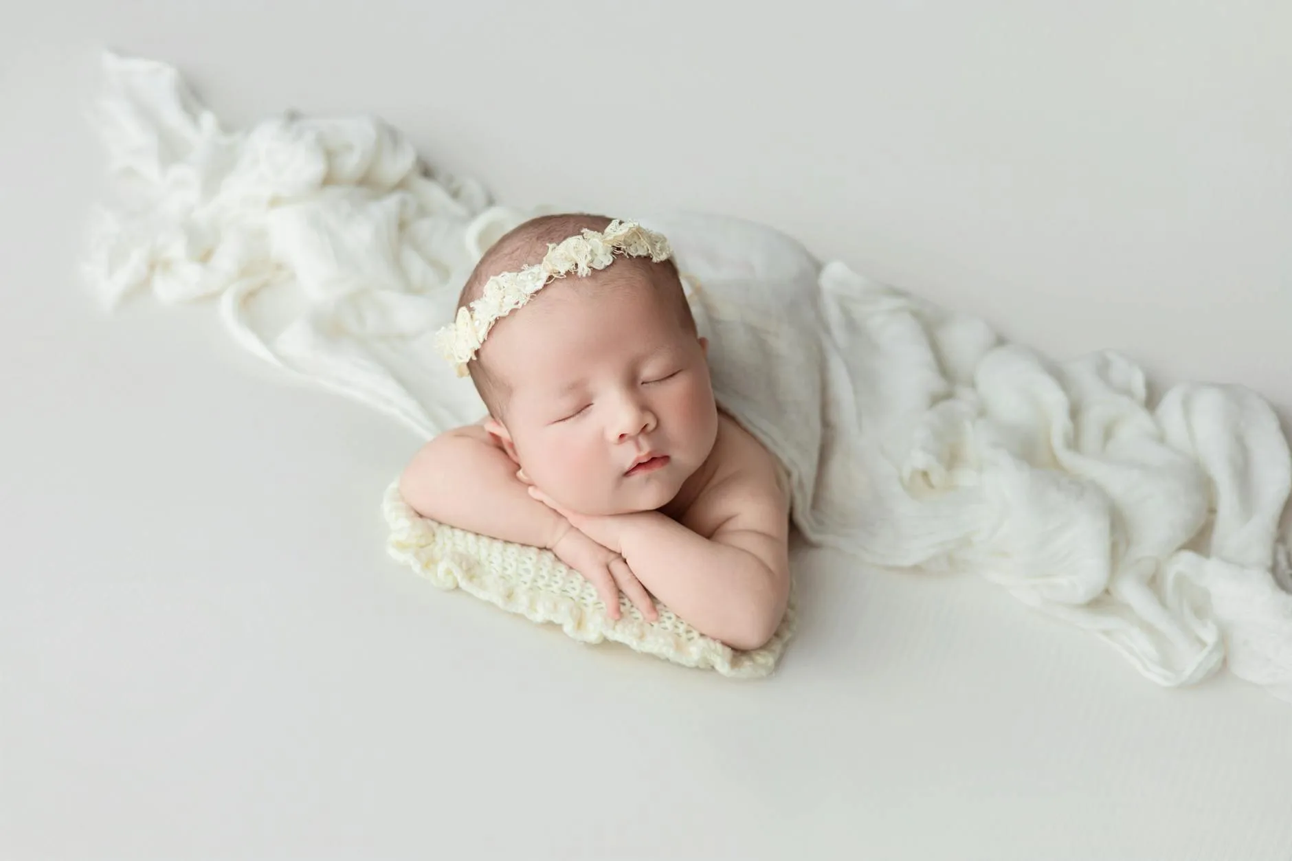 Pasgeboren baby in zacht licht